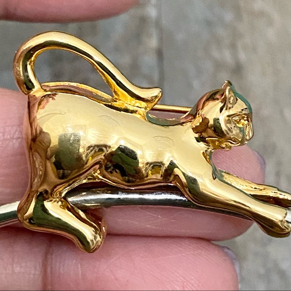 Vintage Unsigned Gold-tone Cat Catching Mouse Slider Brooch - Picture 4 of 15